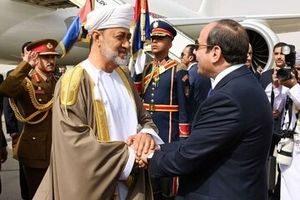سفر سلطان عمان به قاهره و وساطت میان ایران و مصر

