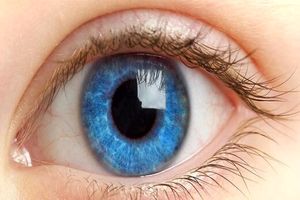 خطرات استفاده از لنز زیبایی چشمی که در سوپرمارکت ها می‌فروشند