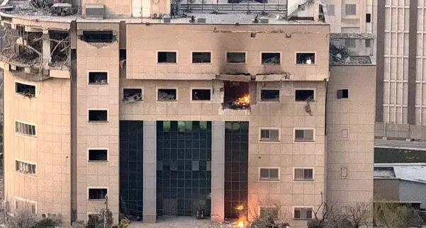 روز ششم حمله آمریکا و اسرائیل به ایران/ شعله و دود غلیظ در بندرعباس مقابل مقر نیروی دریایی