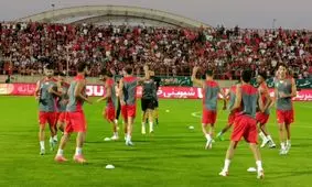 حاشیه بازی پرسپولیس و فولاد؛ بانوان هوادار پرسپولیس در ورزشگاه/ ویدئو