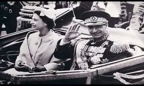 استقبال سلطنتی از شاه ایران در لندن؛ محمدرضا پهلوی و ملکه الیزابت در خانه اپرا