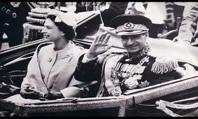 استقبال سلطنتی از شاه ایران در لندن؛ محمدرضا پهلوی و ملکه الیزابت در خانه اپرا