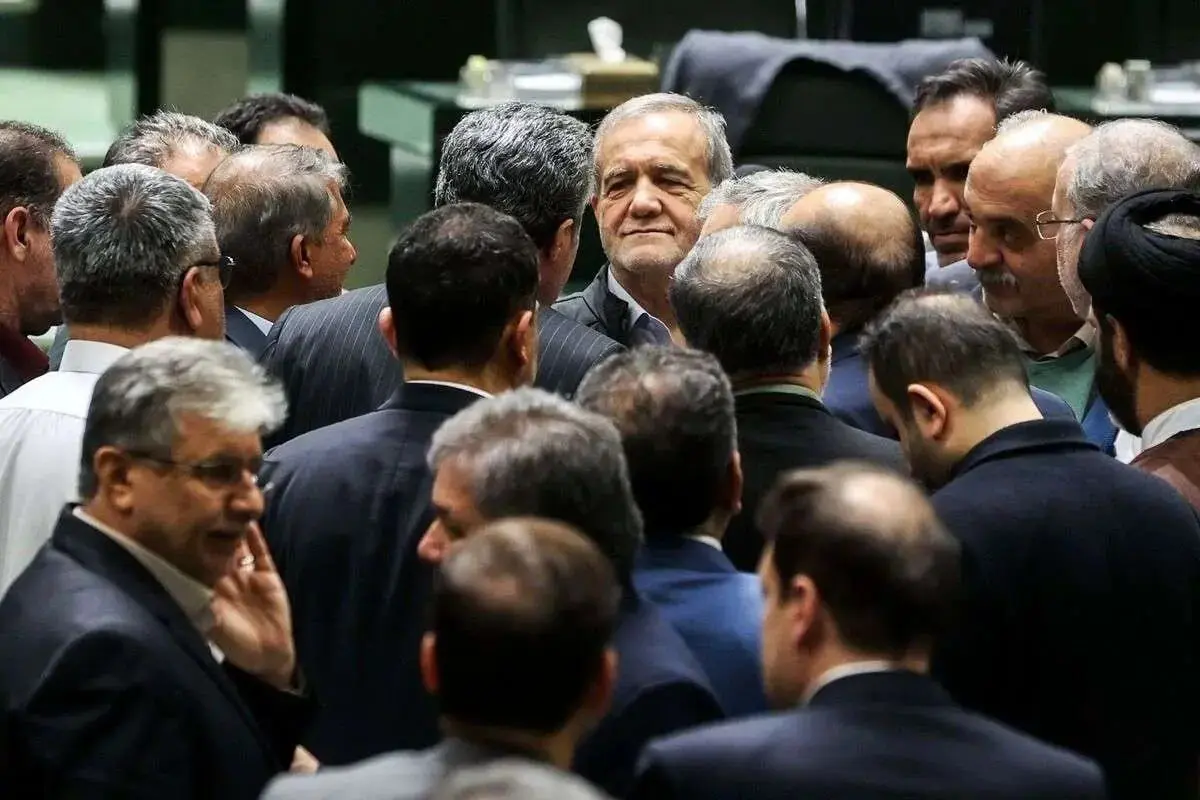 آقای پزشکیان اگر اختیار لازم دارید قبل از سفر به نیویورک با رهبری مطرح کنید!/ بعدا نگویید نظر خودم چیز دیگری بود/ کاری که باید معطوف به خیر عمومی مردم و سربلندی و بقای کشور باشد، انجام دهید/  مطلقاً به پست و مقام خود نگاه نکنید و از بدگویی دیگران نترسید