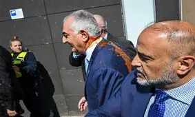 رضا پهلوی در یک تجمع، در مکعب شیشه‌ای سخنرانی کرد/ ویدئو

