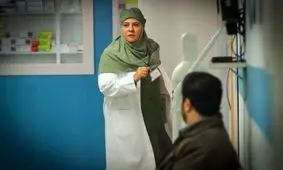 تیپ جدید رابعه اسکویی بازیگر سریال «رویای ریحانه» کنار آب‌های خلیج فارس