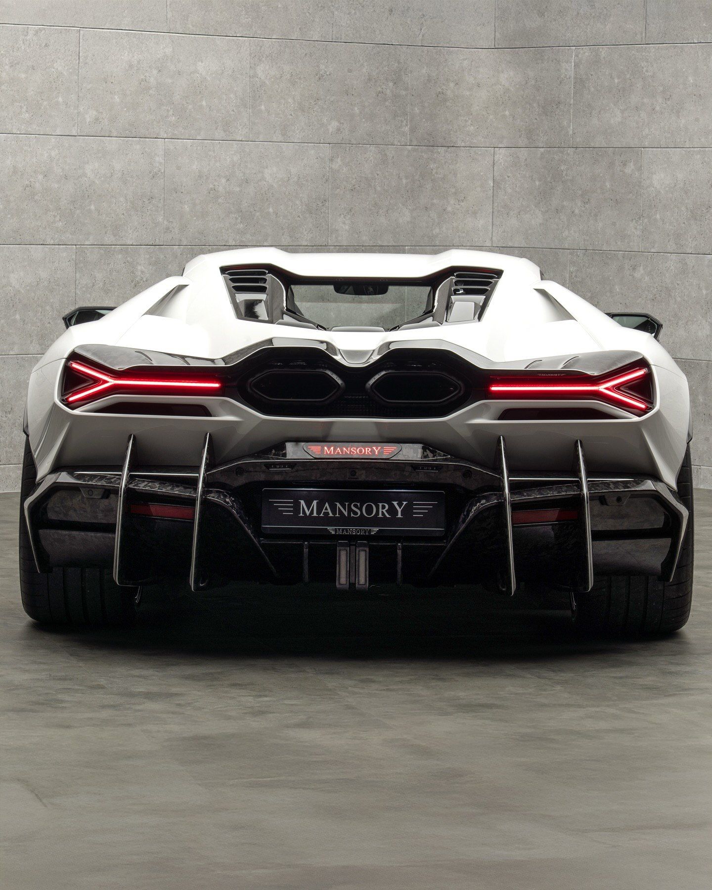 لامبورگینی روئلتو با پکیج سفارشی‌سازی «Initiate» منصوری، که با ارتقای قدرت به ۱۰۷۰ اسب بخار، شتاب صفر تا صد ۲.۴ ثانیه‌ای و بدنه فیبر کربنی، مرزهای عملکرد این ابرخودرو را جابه‌جا کرده است