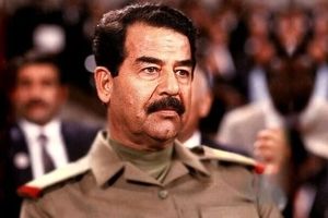  حضور یک شهروند با گریم صدام حسین در استادیوم فوتبال!/ ویدئو

