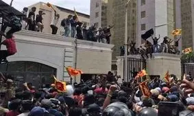 یورش معترضان سریلانکایی به دفتر نخست وزیر