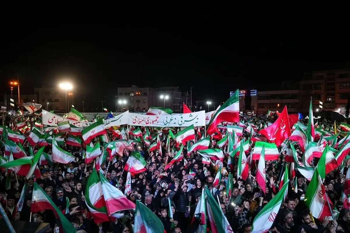 هشدار تند روزنامه اصولگرا: تجمعات شبانه دچار فتنه شده و میدان به دست نفاق افکنها افتاده/ خواستار انحلال شعام و خراب کردن وزارت خارجه بر سر مسئولانش هستند