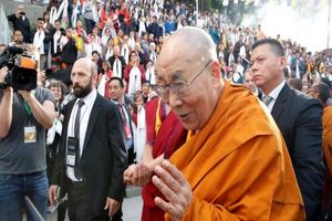 عذرخواهی رهبر معنوی بودایی‌های تبتی به خاطر یک جمله نامناسب

