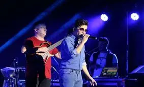 لحظه‌ای که سیم‌ها از لباس خواننده در کنسرت بیرون زد/ خدا روشکر خوب شدم؛ من باید گلویم مرطوب باشد ...