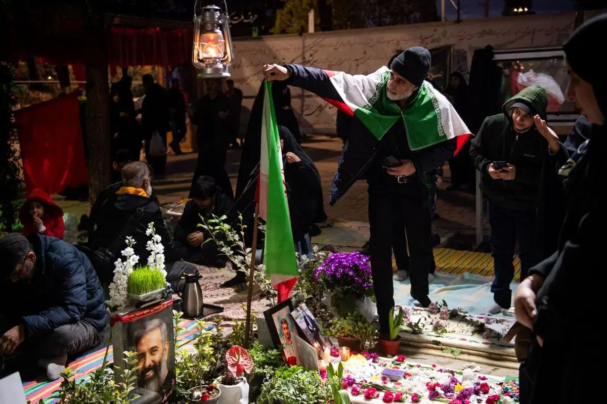 سال نو در بهشت زهرا(س) با شهدای رمضان/ عکس