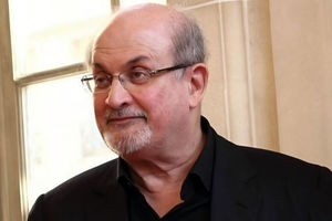 آخرین وضعیت سلمان رشدی در بیمارستان

