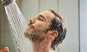دوش طولانی یا کوتاه؛ کدام یک بهتر است؟