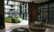 پارکینگ خودرو در داخل آپارتمان/ ویدئو