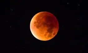 "اَبَر ماه گرفتگی خونین" در آسمان بامدادی فردا