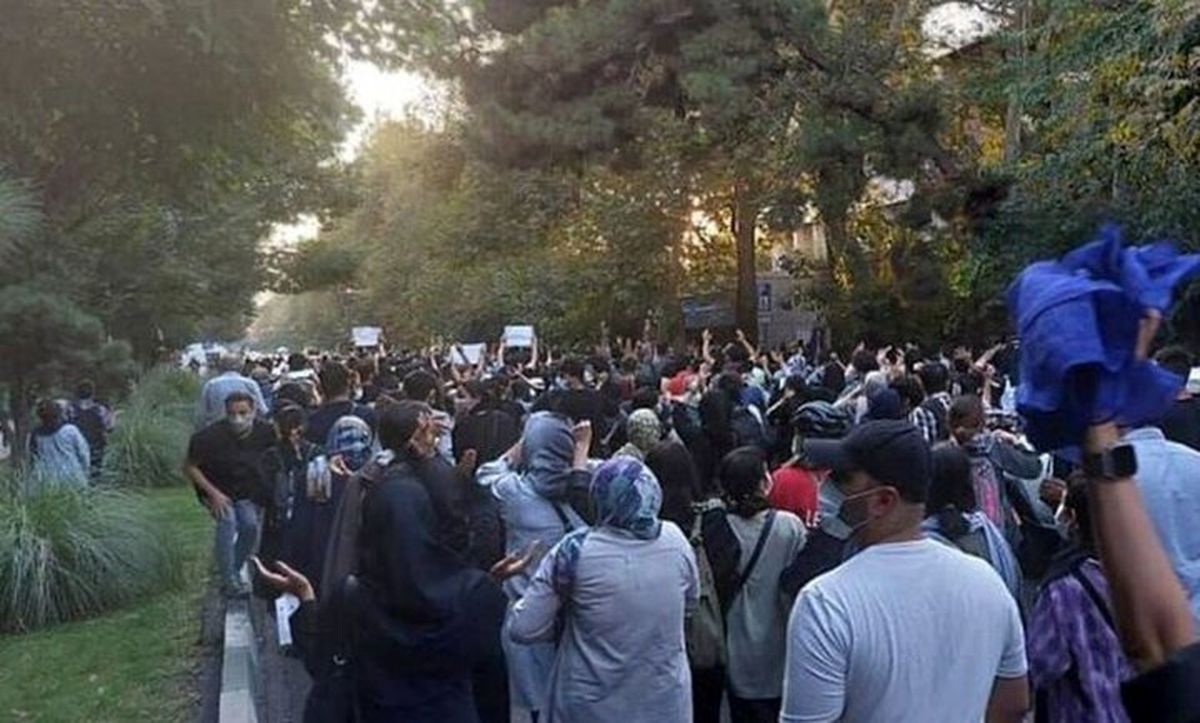 تصاویر حمله فیزیکی به مامور پلیس‌ در تجمع تهران/ ویدئو 
