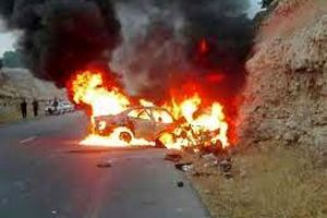 آتش گرفتن خودروی ۲۰۶ در ایلام/ ویدئو
