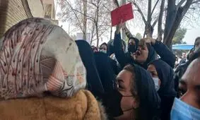 تجمع اعتراضی والدین در پی مسمومیت سریالی دانش آموزان قمی/ ویدئو