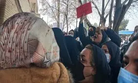 تجمع اعتراضی والدین در پی مسمومیت سریالی دانش آموزان قمی/ ویدئو