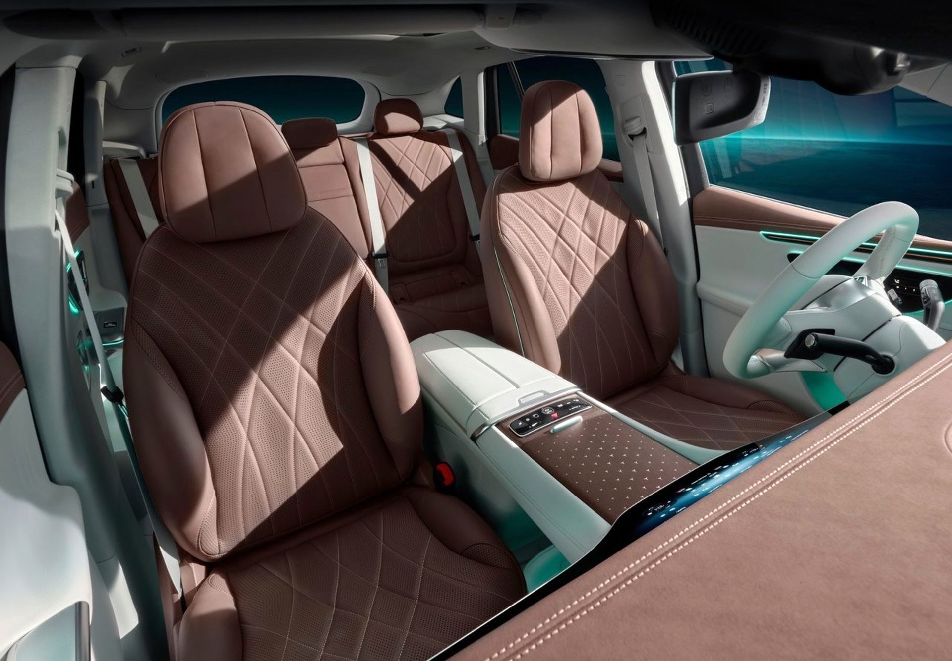 نمای داخل کابین خودرو مرسدس بنز EQE SUV