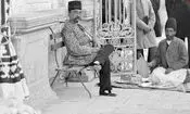 سفر در زمان؛ دختر ناصرالدین‌شاه در حال نوازش اسب؛ بیش از یک قرن قبل 