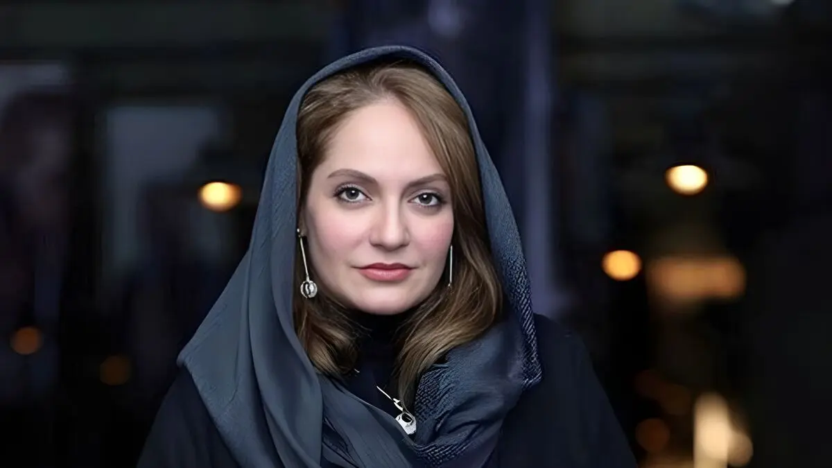 سفر زمان؛ تیپ و چهرۀ «مهناز افشار» روی فرش قرمز فیلم «آشفته‌گی» 