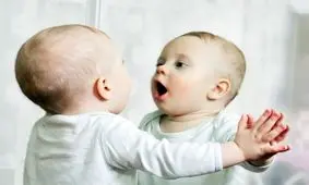 فواید بازی کردن کودکان با آینه