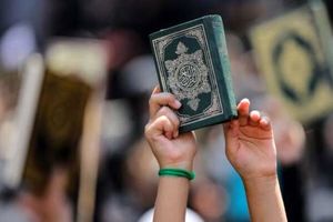 تلاش یک دختر عرب برای جلوگیری از سوزاندن قرآن در دانمارک/ ویدئو

