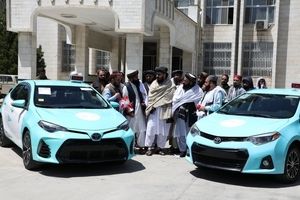طالبان رنگ جدیدی برای تاکسی‌های افغانستان معرفی کرد/ عکس
