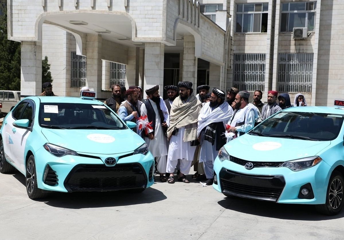 طالبان رنگ جدیدی برای تاکسی‌های افغانستان معرفی کرد/ عکس

