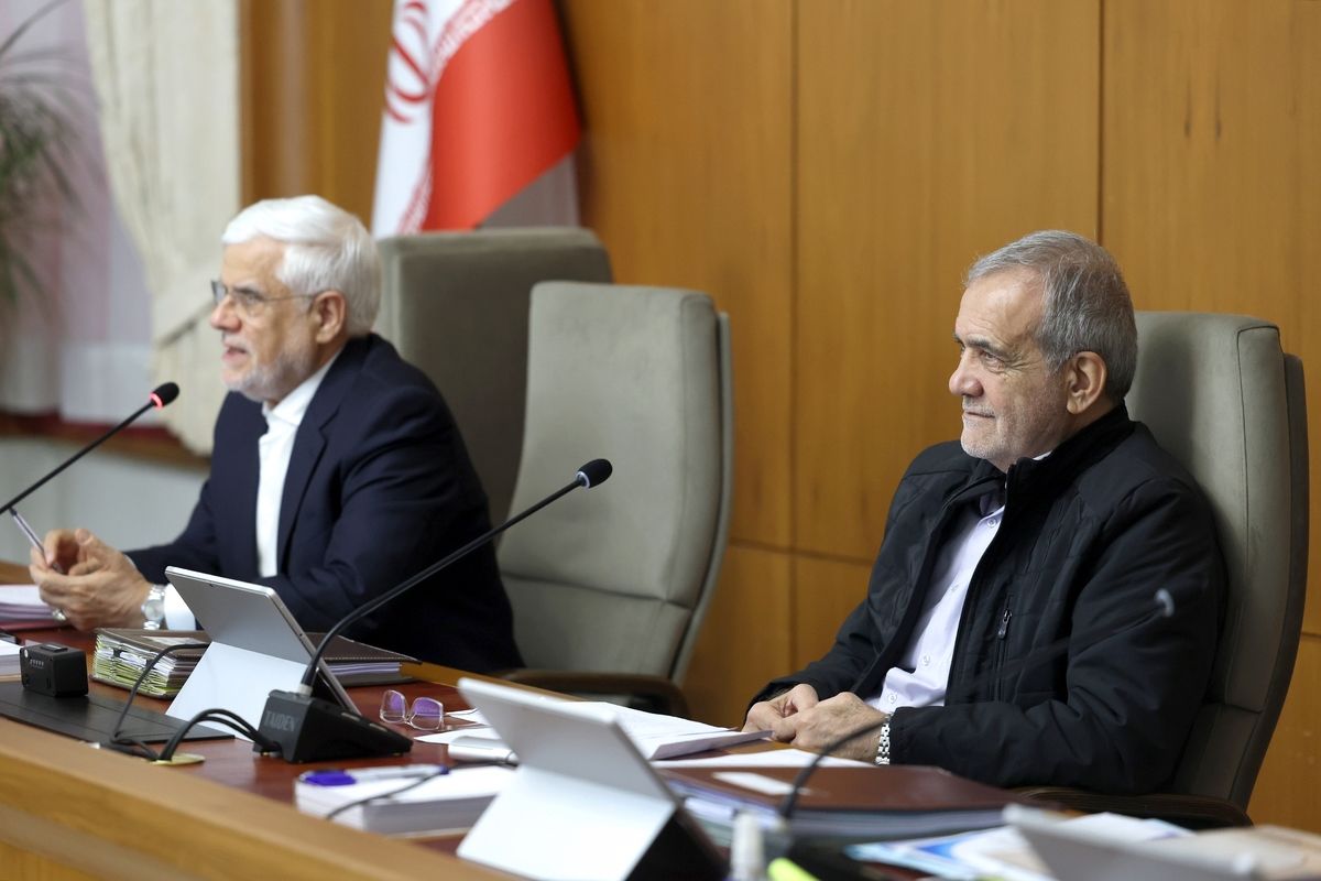 بگم بگمِ عارف، پای احمدینژاد را به دولت پزشکیان باز کرد!