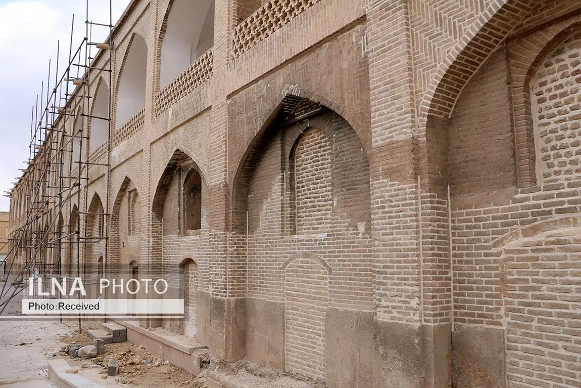 مرمت مدرسه خان شیراز با سیمان سفید! مرمتگران شیوه‌ی مرمت مهمترین بنای صفوی را فاجعه دانستند