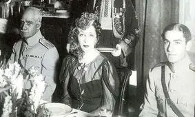 سفر به تاریخ؛ «ملکه نازلی، مادرزن محمدرضا پهلوی» در کنار دختر و دامادش؛ سال 1317