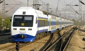 ورود یک خودرو به حریم ریلی در خط ۵ متروی تهران و حومه/ عکس