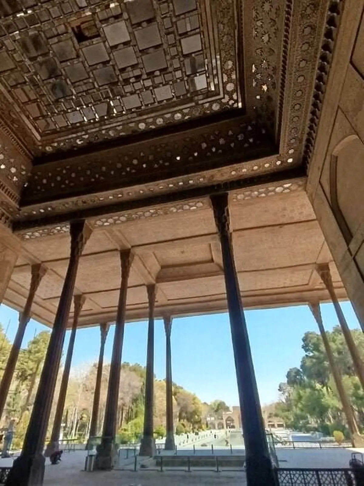 بمباران اصفهان، انحراف ستون زیر گنبدخانه مسجد جامع عباسی را تشدید کرد