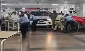 نحوه مقابله پلیس هند با آزار و اذیت جنسی مقابل در بیمارستان/ ویدئو 