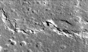 ماه ترک خورد | ناسا می‌گوید ماه دارد کوچک می‌شود