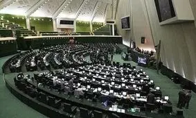 تصاویری از قرآن و روزنامه خواندن 2 نماینده در زمان استیضاح وزیر اقتصاد

