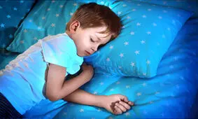 چطور کودکمان را عادت دهیم تا در اتاقش تنها بخوابد؟

