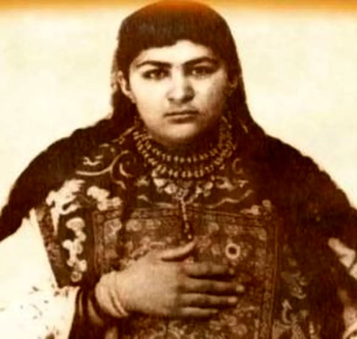 پنج عکس از «فاطمه سلطان»؛ دختر باغبان که همسر شاه شد 