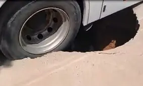 ریزش یک‌ خیابان در اصفهان به‌خاطر نشتی آب/ ویدئو
