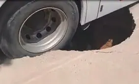 ریزش یک‌ خیابان در اصفهان به‌خاطر نشتی آب/ ویدئو
