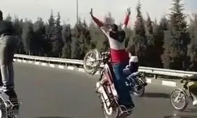  انسداد یک خیابان توسط چند موتورسوار برای انجام حرکات نمایشی/ ویدئو