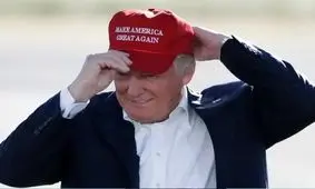 کلاه‌های ترامپی در آمریکا به آتش کشیده شد/ ویدئو

