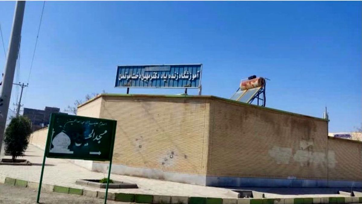 مدیر در مدرسه حاضر نبود/ معاونین خودشان ماسک زدند ولی به ما ماسکی ندادند/ معاونین مدرسه تاکید داشتند توهم زدهاید و خبری از مسمومیت نیست/ موبایلها جمعآوری شد ولی خبری از اورژانس نبود