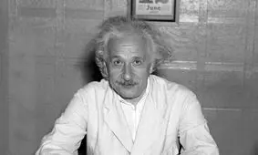 سفر در زمان؛ «آلبرت انیشتین در کنار همسر دوم اش»؛ سال 1300