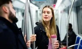 حرف زدن با غریبه ها ما را شاد‌تر می‌کند؛ چطور سر صحبت را باز کنیم؟