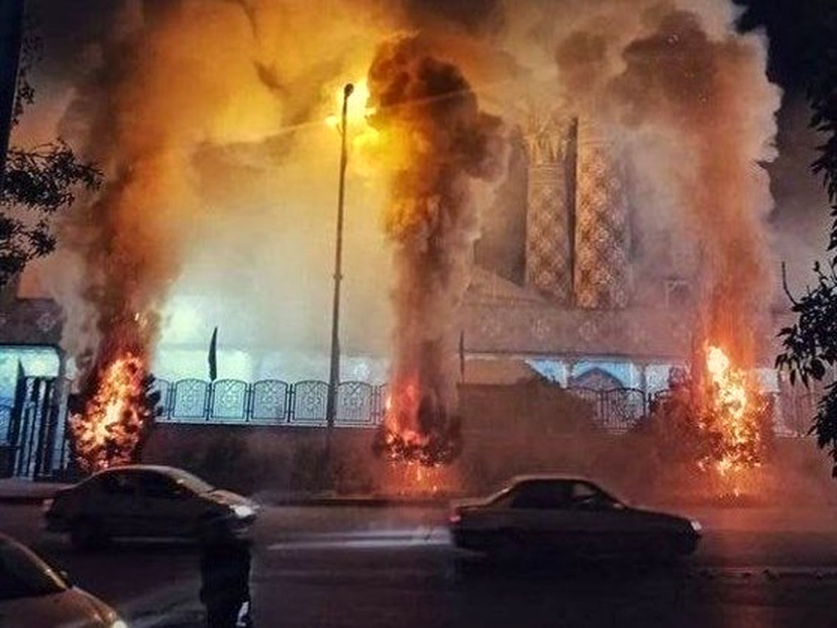 در‌ مشهد یک پلیس به آتش کشیده شد/ در رشت، تصاویری از به آتش کشیدن یک مسجد منتشر شده / یک امامزاده در همدان با آتش مورد تعرض قرار گرفته است