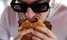 جوان یونانی بعد از قورت دادن همبرگر به کما رفت